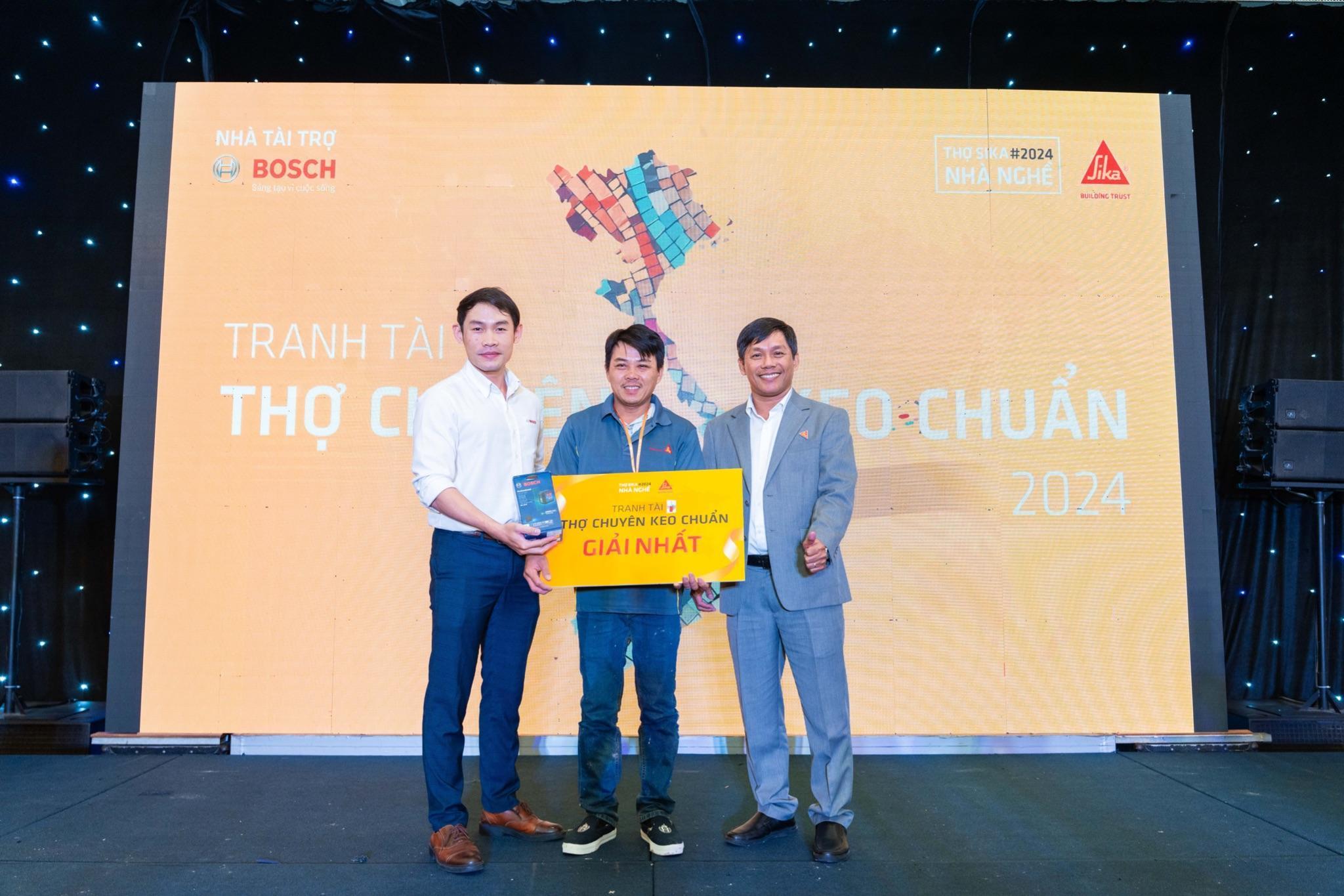 Anh Phan Anh Tuấn (giữa) đại diện đến từ miền Bắc đã xuất sắc vượt qua 14 thí sinh vòng chung kết để giành tấm vé Cuộc thi Ốp gạch Quốc tế.