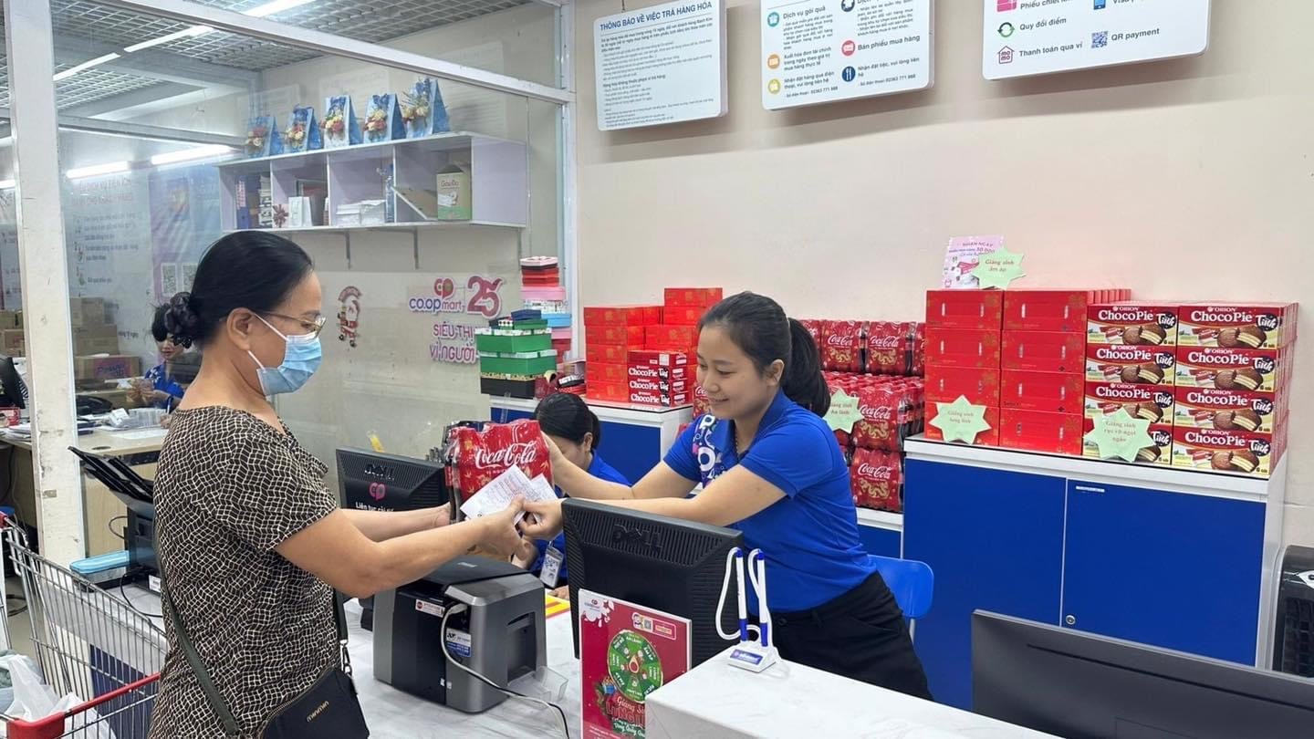 Khách hàng thích thú nhận quà tri ân tại quầy dịch vụ khách hàng