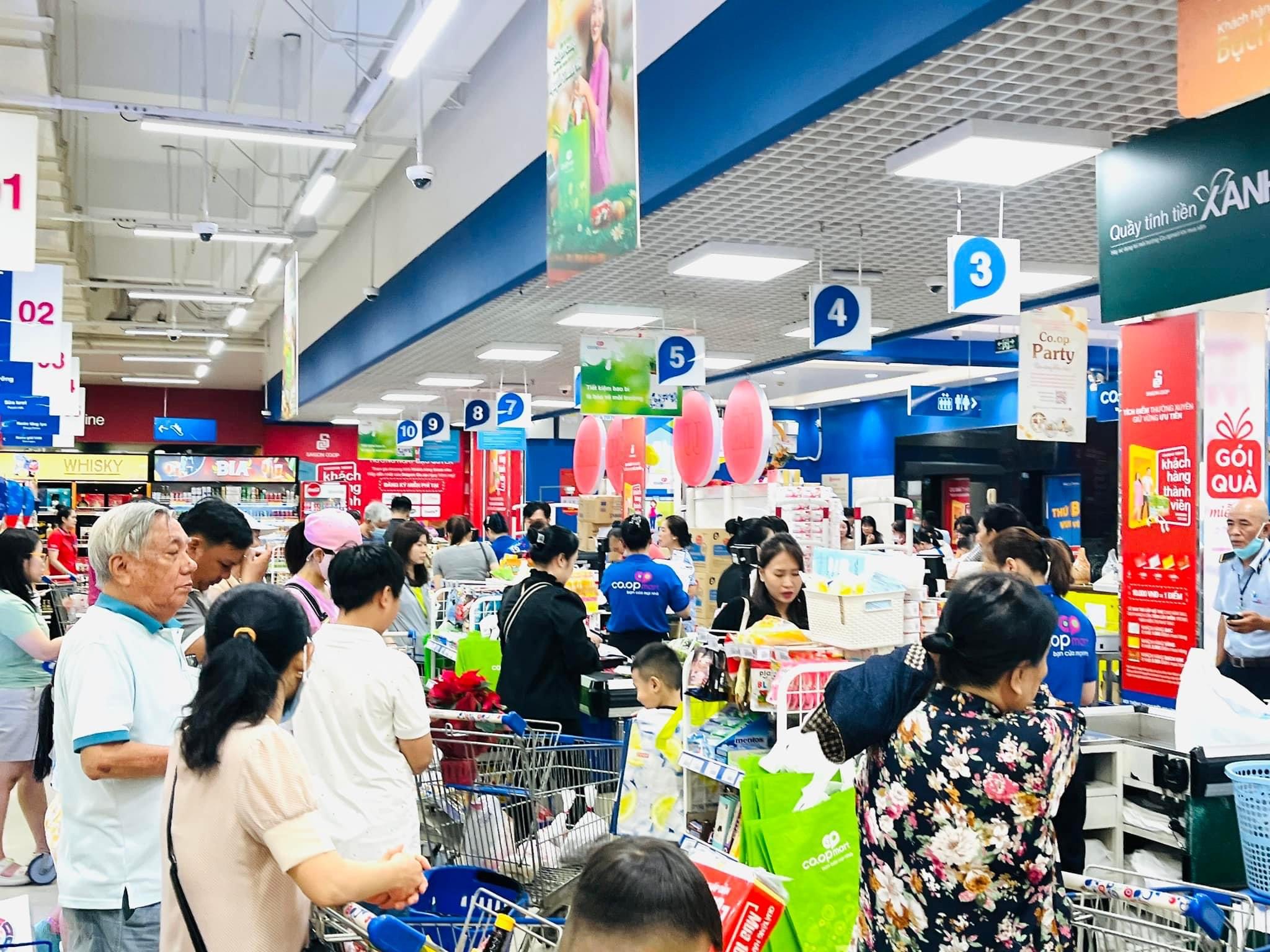 Không khí mua sắm nhộn nhịp rộn ràng tại Co.opmart