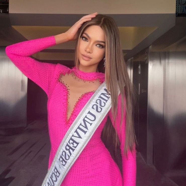 Miss Universe Ecuador - Mara Topić quyến rũ trong chiếc váy khoét ngực.