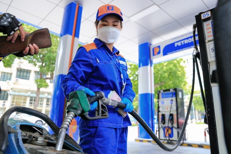 Giá xăng dầu được điều chỉnh giảm. Ảnh: Tuấn Anh