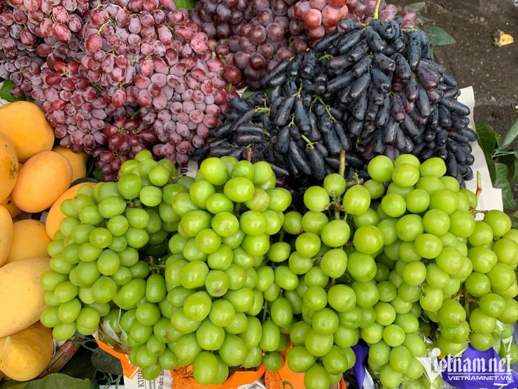 Nho sữa được bày bán la liệt chợ Việt với giá siêu rẻ. Ảnh: Tâm An
