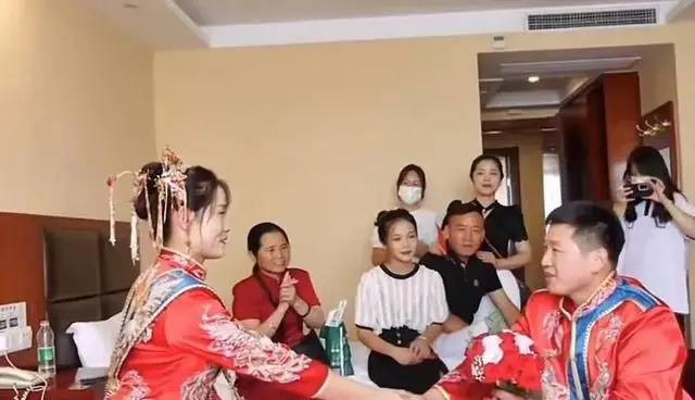 Đám cưới của Ngô Thế Hưng và Lý Thập Phương tại quê nhà chồng cũ ở Sơn Đông năm 2022. Ảnh: Metropolis Daily