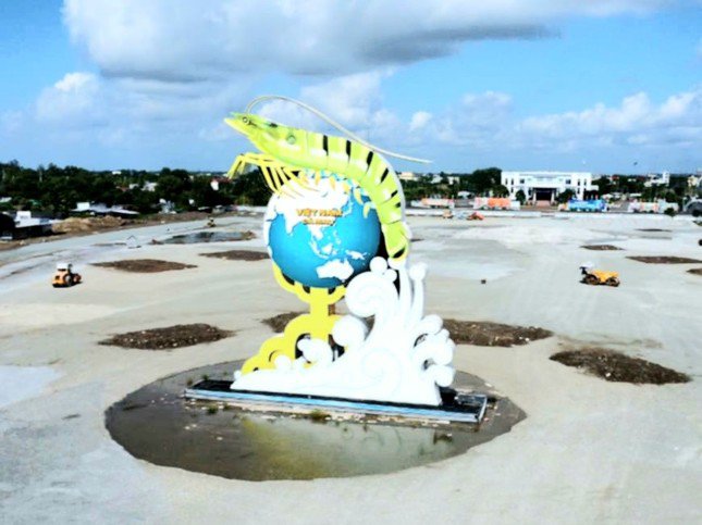 Biểu tượng con tôm bằng khung sắt và nhựa đang đặt tại quảng trường Phan Ngọc Hiển, TP. Cà Mau, dự kiến được bê tông hóa.