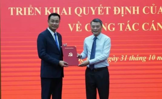 Uỷ viên Bộ Chính trị Lê Minh Hưng trao quyết định cho ông Lê Ngọc Quang.