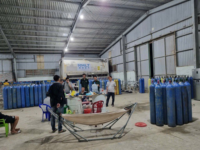 Lực lượng chức năng đột kích kho kí cười quy mô lớn ở Đà Nẵng