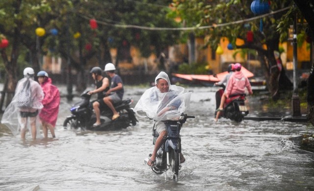 Đầu tháng 11 có nhiều hiện tượng thời tiết nguy hiểm xảy ra, người dân cần chuẩn bị các phương án ứng phó.