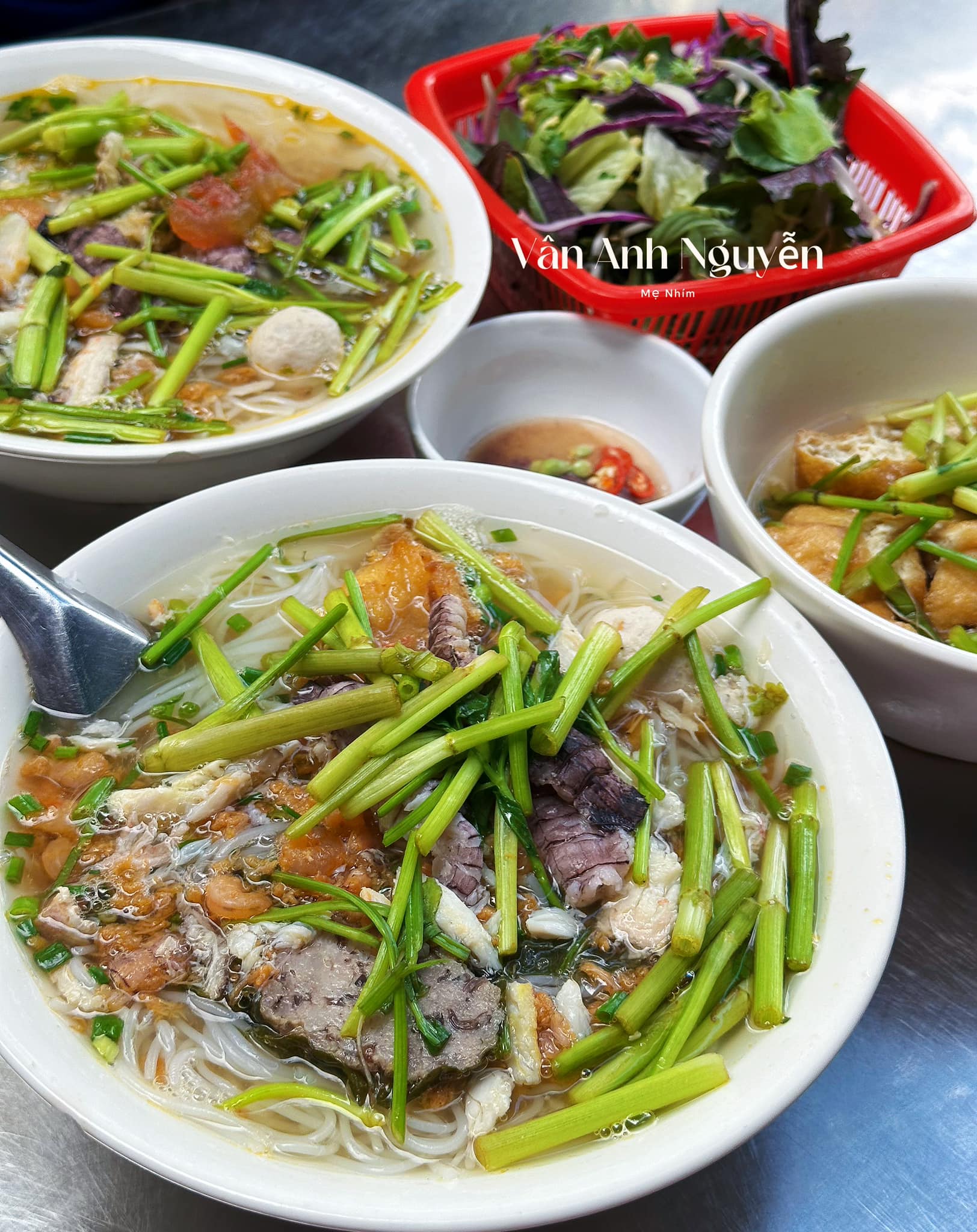 Bún Cù kỳ (Giếng Đồn) đậm đà hương vị biển. Topping bao gồm: chả mực, bề bề, mọc thịt...