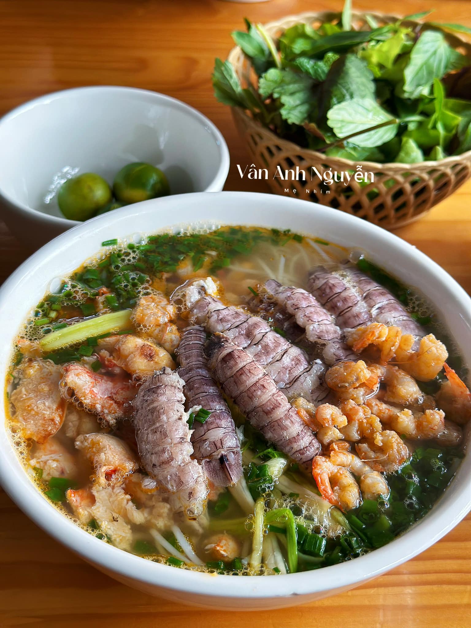 Bún hải sản đầy đủ topping với tôm, bề bề, chả mực... và nước được nấu 100% từ hải sản