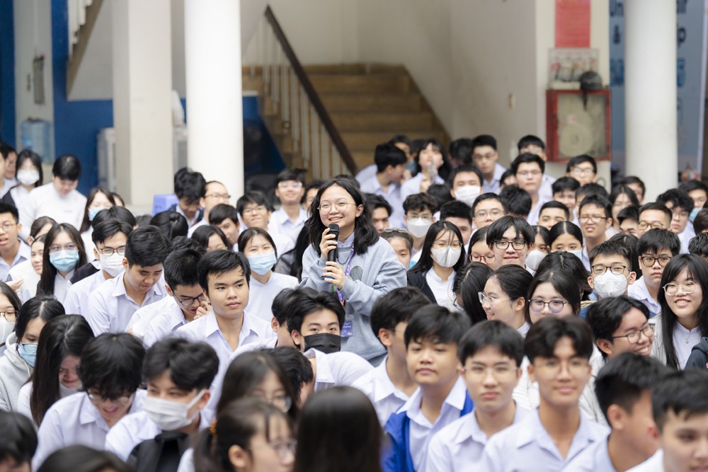 Điểm dừng tiếp theo trong chuỗi roadshow khu vực miền Nam - Trường Phổ thông Năng khiếu - Đại học Quốc gia, TP.Hồ Chí Minh. Tại buổi roadshow, Tiếng nói Xanh nhận được sự quan tâm và hưởng ứng nhiệt tình của các bạn học sinh, với những câu hỏi thú vị về các kỹ năng cần thiết cho cuộc thi.