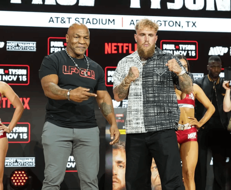 Tyson sẽ nhận khoảng 40 triệu USD cho trận đấu với Jake (phải) nhưng tiền chỉ là yếu tố phụ ở trận đấu này