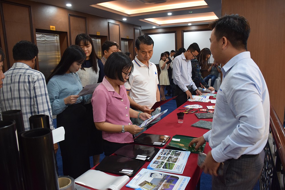 Các đại biểu tham quan khu vực trưng bày của sự kiện