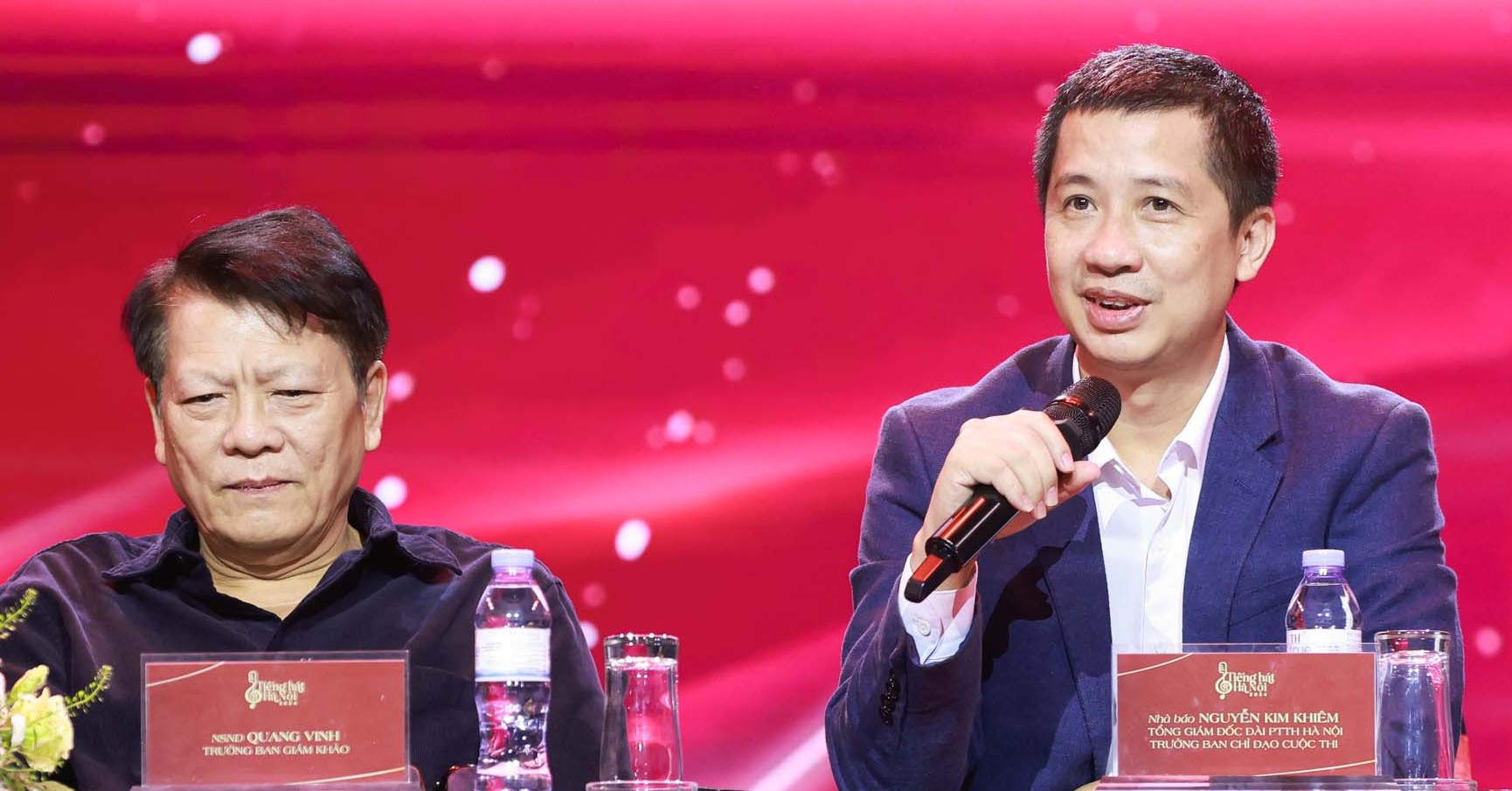 NSND Quang Vinh (trái) và ông Nguyễn Kim Khiêm - Tổng Giám đốc Đài Phát thanh Truyền hình Hà Nội (phải) chia sẻ về cuộc thi Tiếng hát Hà Nội 2024.
