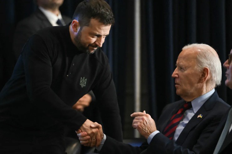 Tổng thống Ukraine Volodymyr Zelensky (trái) bắt tay Tổng thống Mỹ Joe Biden vào ngày 25/9/2024. Ảnh: AFP.