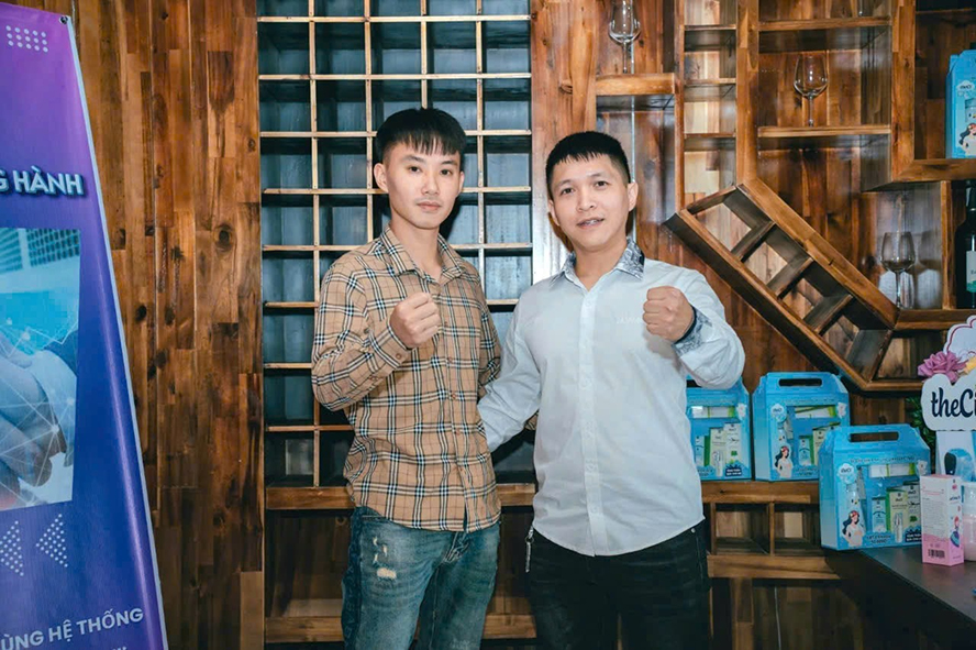 Shop Thỏ (anh Nguyễn Văn Sơn – chủ shop góc trái) luôn đồng hành cùng các đối tác tràn đầy sức trẻ và sự nhiệt huyết