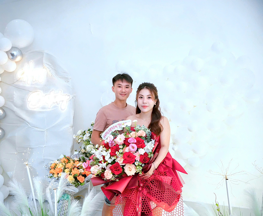 Hai vợ chồng anh Sơn chị Trang đồng hành cùng nhau gây dựng thương hiệu shop Thỏ