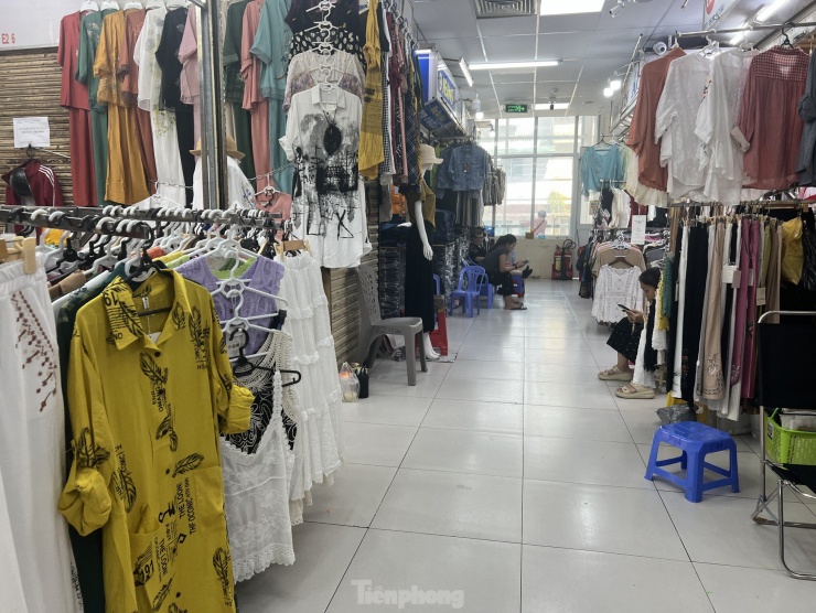 Tuy hàng hóa phong phú nhưng khách đến chợ mua sắm khá thưa thớt. Nhiều quầy sạp, tiểu thương buồn tênh ngồi buôn chuyện hoặc lướt điện thoại cho hết ngày. "Nhiều hôm không bán được một sản phẩm nào. Chợ ngày càng vắng" - một tiểu thương thở dài, nói.