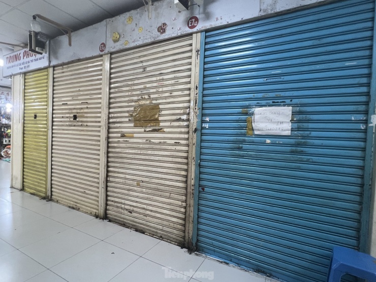 Nhiều quầy hàng đóng cửa nghỉ bán hoặc treo bảng cho thuê, sang sạp kèm số điện thoại để khách tiện liên hệ. Theo các tiểu thương, hàng hóa ở chợ đang chịu nhiều áp lực từ siêu thị, cửa hàng, người kinh doanh online. Giờ thêm “cú bồi” hàng hóa giá rẻ từ nước ngoài đưa trực tiếp đến tay người tiêu dùng thông qua sàn thương mại điện tử nên bán buôn càng khó khăn hơn.