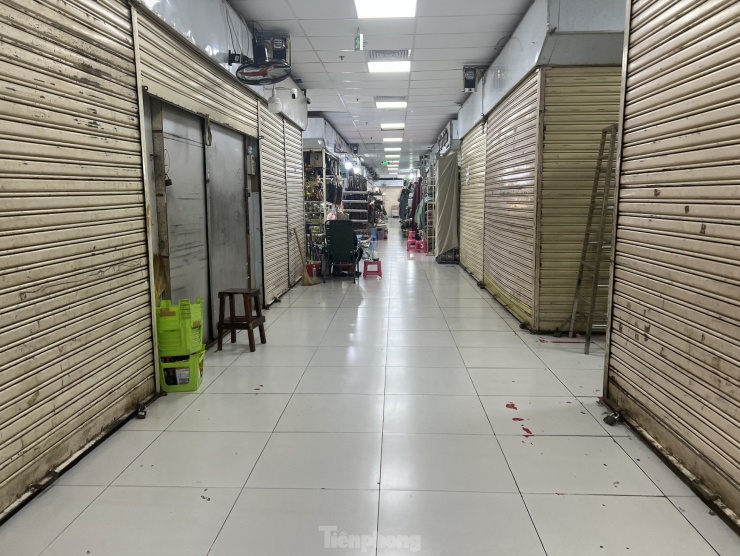 Trước đây khoảng vài năm, thời điểm này các quầy hàng đã bắt vào mùa bán hàng Tết, nhưng nay im lìm, hàng hóa ế chỏng chơ.