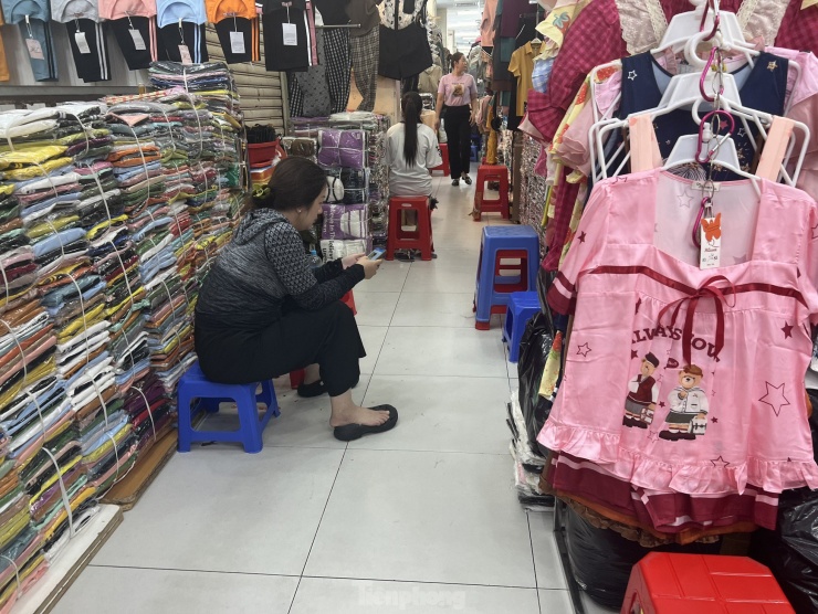 Trước đây, ban quản lý tại nhiều chợ ở TPHCM mở lớp tập huấn, hướng dẫn tiểu thương bán hàng bằng cách livestream, đưa sản phẩm lên sàn thương mại điện tử... Thế nhưng đến thời điểm này, số thương nhân tận dụng chuyển đổi số để kinh doanh không nhiều. Đa số phản hồi không có hiệu quả bởi giá cả cạnh tranh, tốn chi phí chạy quảng cáo, không có nhân sự thực hiện...