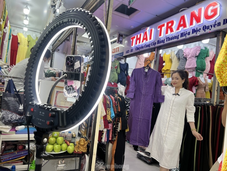 Một số sạp hàng kiên trì bán online bằng cách livestream trên chính trang mạng xã hội của mình. Đơn cử như sạp hàng Thái Trang tại chợ An Đông vẫn đều đặn livestream giới thiệu sản phẩm vào mỗi buổi chiều để tìm khách.