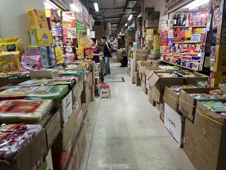 Khu vực bánh kẹo trên lầu của chợ Bình Tây (quận 6, TPHCM), hàng hóa ngập lối đi nhưng chỉ có người bán, vắng hẳn người mua. Theo Ban quản lý chợ Bình Tây, chợ có khoảng 2.000 quầy sạp, số lượng sạp tạm ngưng kinh doanh khoảng 500.