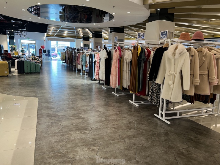 Các cửa hàng ở trung tâm thương mại như Diamond, Vivo City... cũng không khá hơn. Dù không phải dịp lễ Tết nhưng nhiều cửa hàng vẫn trưng bảng giảm giá ngay lối đi để kéo khách. Một thương hiệu thời trang khá nổi tiếng ở quận 1 giảm giá 50% hầu hết các mặt hàng nhưng gần như vắng bóng khách xem hàng.