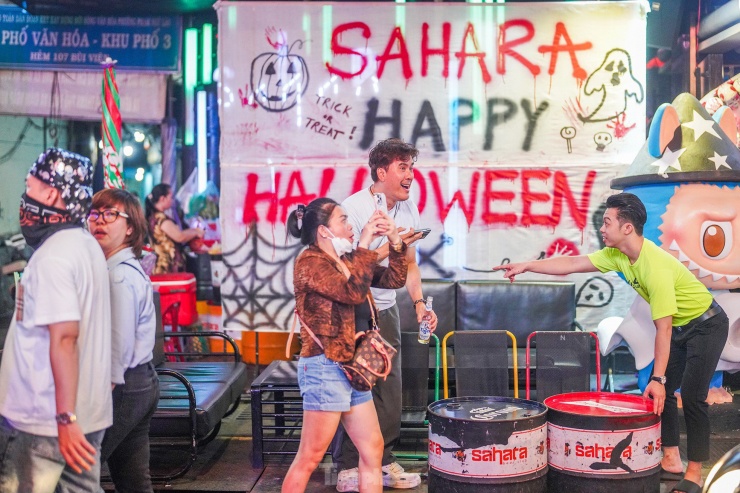 Bạn trẻ hốt bạc nhờ dịch vụ hóa trang Halloween đến khuya - 2