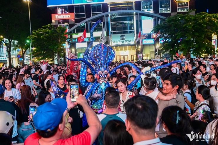 Người trẻ TPHCM chi cả chục triệu biến hình kỳ dị lượn lờ trên phố - 1