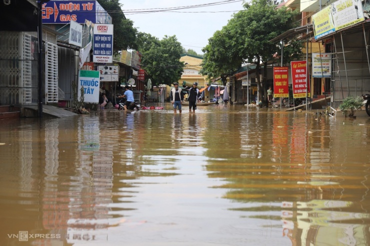 Người Quảng Bình dọn dẹp sau lũ - 1