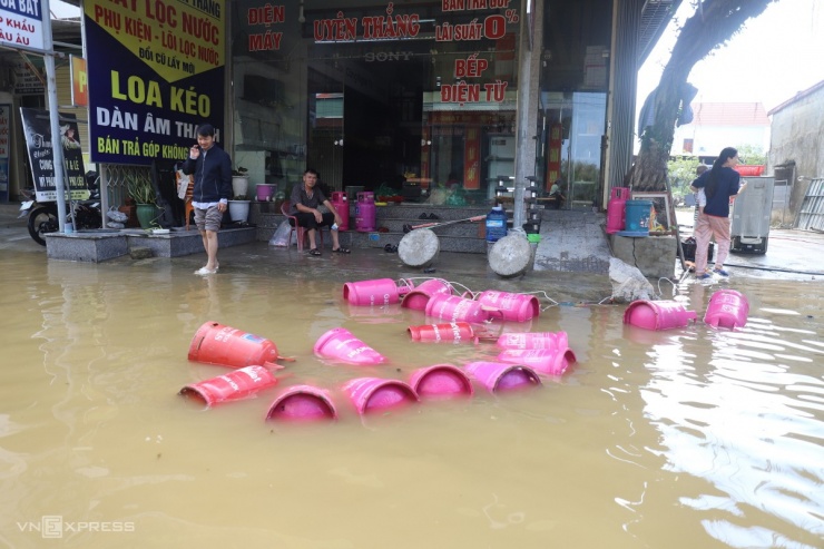 Người Quảng Bình dọn dẹp sau lũ - 2