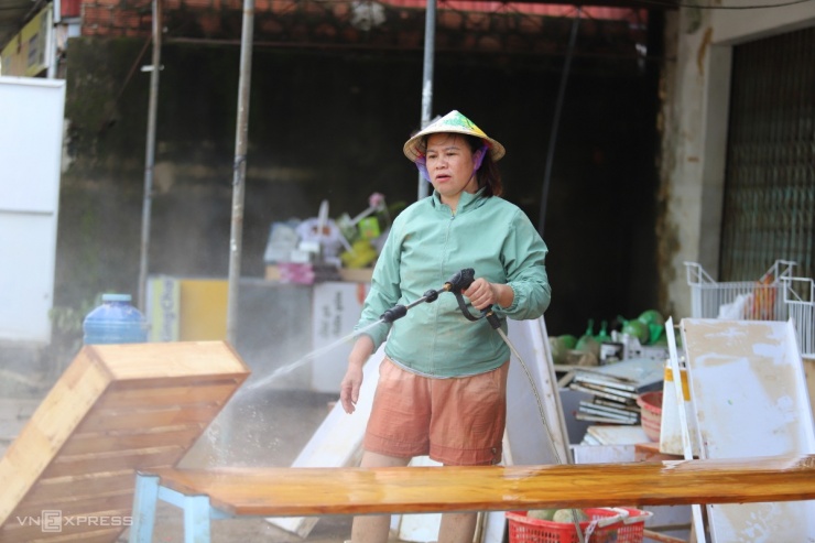 Người Quảng Bình dọn dẹp sau lũ - 4