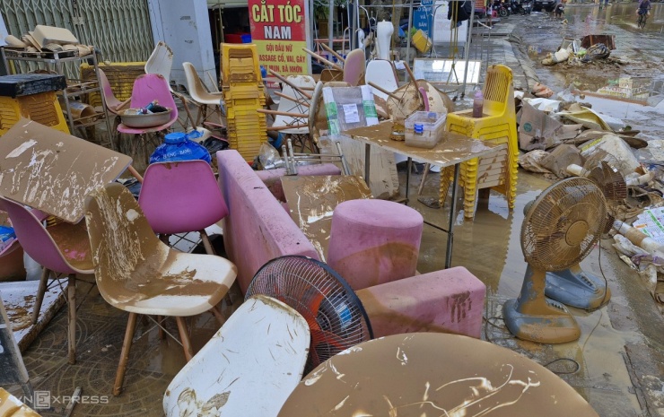 Người Quảng Bình dọn dẹp sau lũ - 5