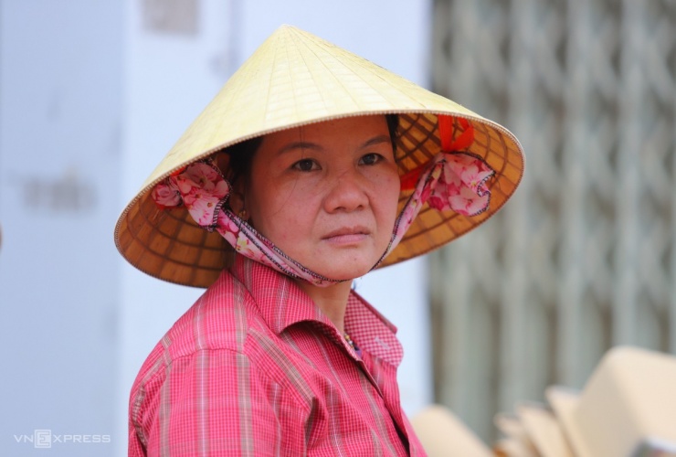 Người Quảng Bình dọn dẹp sau lũ - 7