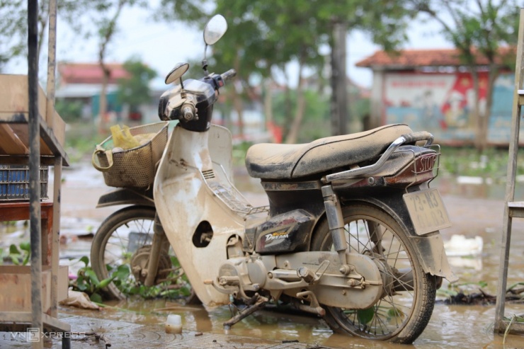 Người Quảng Bình dọn dẹp sau lũ - 10