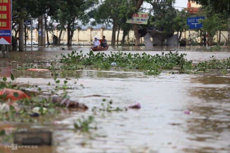 Người Quảng Bình dọn dẹp sau lũ - 12