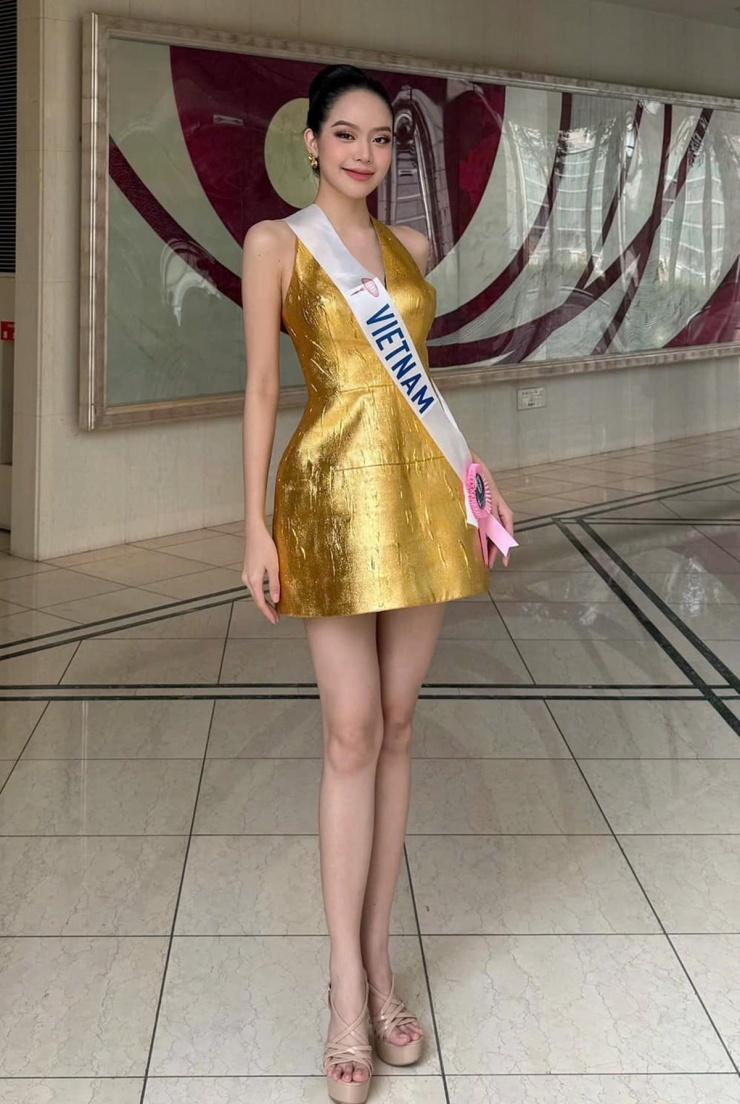 Ngày thứ ba ở Miss International 2024, Thanh Thủy diện trang phục được nhà thiết kế Lê Thanh Hòa tái chế từ đầm cũ. Người đẹp cho biết chiếc đầm tái chế được cô sử dụng trong hoạt động quay hình về chủ đề thời trang bền vững. Thiết kế có tông màu ánh kim metallic bắt mắt, giúp Hoa hậu Việt Nam 2022 tôn vóc dáng, đôi chân dài thon thả. 'Thiết kế rất ấn tượng', 'Nếu không nói thì sẽ không biết đây là một chiếc đầm tái chế'... một số khán giả bình luận.