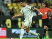 Đàn ông - Ronaldo đền iPhone mạ vàng cho fan nhí bị sút bay điện thoại