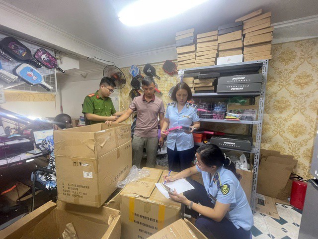 Kiểm tra, tạm giữ hơn 3.000 chiếc vợt Pickleball nhập lậu