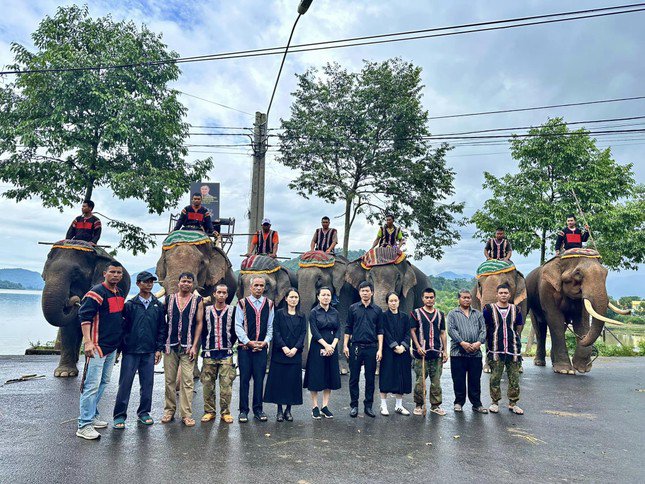 Đàn voi tham gia diễu hành, tiễn biệt ông Đàng Năng Long "về với mây trời". Ảnh: Vinh Hoa