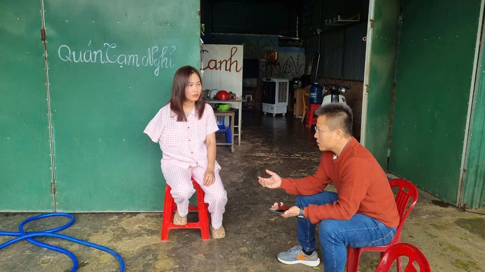 Chị Ánh trao đổi về vụ việc. Ảnh: T.T