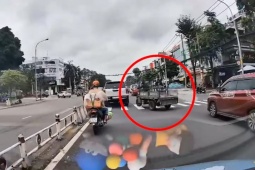 Clip: Quay đầu như chỗ không người, xe ba gác gây hoạ cho ô tô