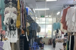 Thị trường - Tiêu dùng - Vào mùa cuối năm nhưng chợ đìu hiu, tiểu thương mòn mỏi chờ khách