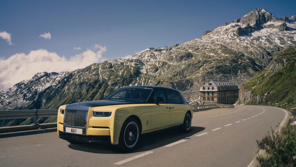 Rolls-Royce Phantom Goldfinger tại đèo Furka, ở phía nam dãy núi Alps của Thụy Sĩ.