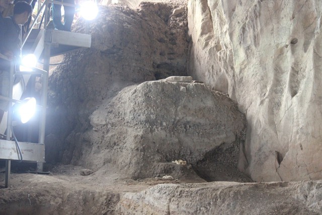 Hang được phát hiện vào năm 1974 và khai quật lần đầu tiên năm 1976. Đây là một hang thông hai đầu, dài khoảng 40 m, trần hang cao khoảng 9 m