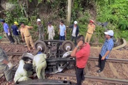 Tin tức trong ngày - Hiện trường tàu trật bánh đường sắt tê liệt 15 giờ