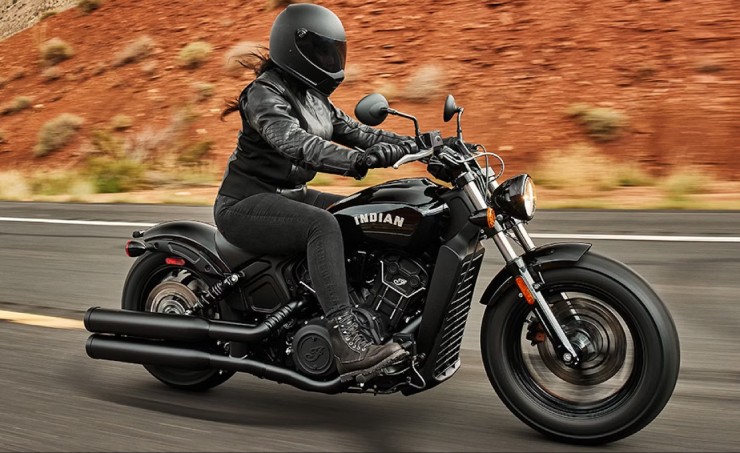 10. Indian Scout Bobbery Sixty giá niêm yết quốc tế 10.749 USD (272 triệu đồng), đem lại trải nghiệm hành trình đích thực cho người hâm mộ. Xe có sự kết hợp thông minh giữa hiệu suất động cơ vừa phải V-Twin và trọng lượng nhẹ. Xe đạt hành trình mượt mà và bộ khung gầm có độ cân bằng rất tốt, đem lại khả năng vận hành ổn định và dễ dàng cua góc.