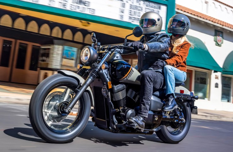 8. Honda Shadow Phantom có giá niêm yết 8.399 USD (212,5 triệu đồng), mang phong cách thiết kế cổ điển, rất hấp dẫn. Động cơ xe V-Twin đem lại hiệu suất linh hoạt và xe có lợi thế lớn nhất là thiết kế yên ngồi rất dễ tiếp cận. Độ sáng gầm tốt và tư thế ngồi lái thoải mái đem hành trình tuyệt vời cho các tay lái mới.