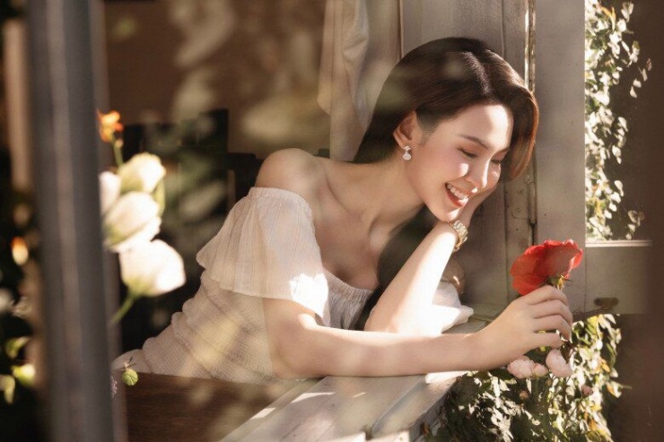 Vẻ đẹp dịu dàng, nền nã của cô được công chúng yêu thích và ví như "bản sao của Đặng Thu Thảo".