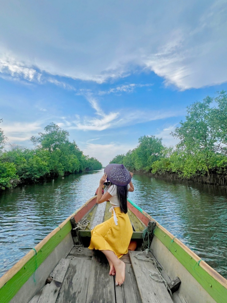 Di chuyển chầm chậm hai bên hàng cây xanh mát, du khách cảm nhận được vẻ đẹp hoang sơ, giản dị mà không kém phần nên thơ của phá Tam Giang.